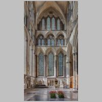 Salisbury Cathedral, North transept, photo Diego Delso, Wikipedia.jpg